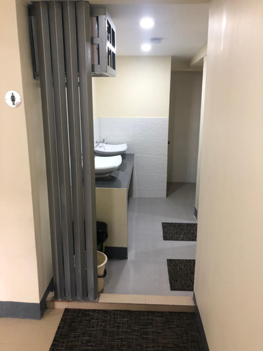 Bathroom 4, Snoozeph, Manila City