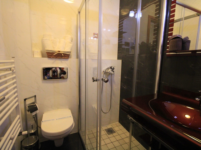Bathroom 5, Hotel Hamburg Skopje, Skopje