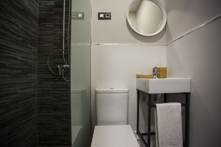 Bathroom 2, Hostal CC Atocha, Madrid