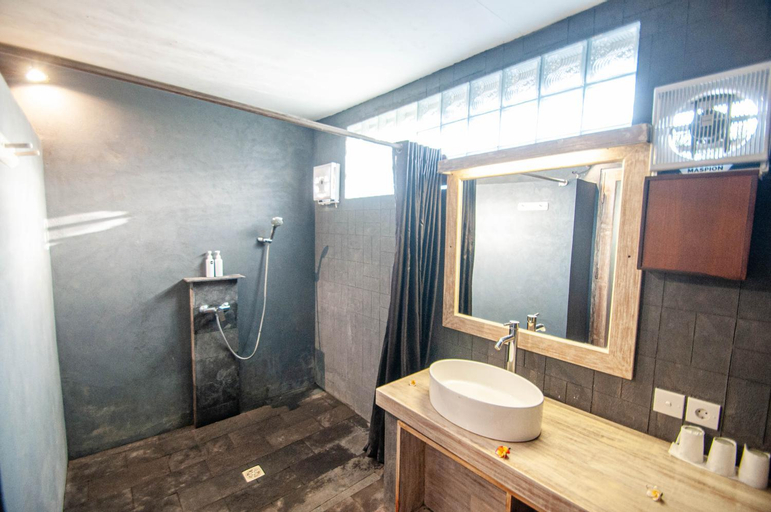 Bathroom 12