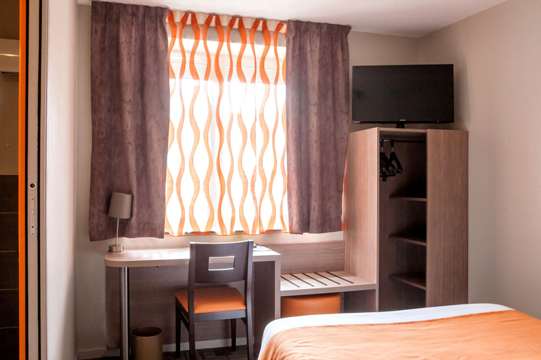 Bedroom 2, Logis Hotel Les Voyageurs, Puy-de-Dôme