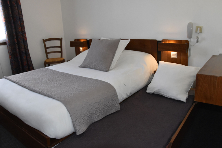 Bedroom 3, Logis Hôtel le Dahu, Loire