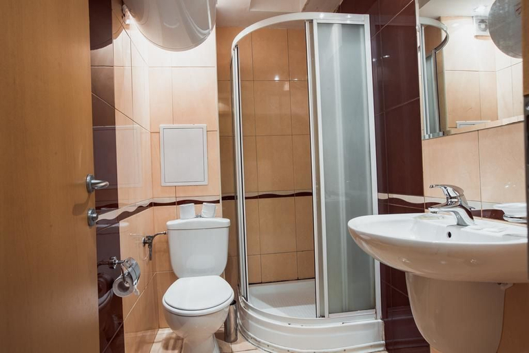 Bathroom 4, Belvedere Holiday Club, Bansko