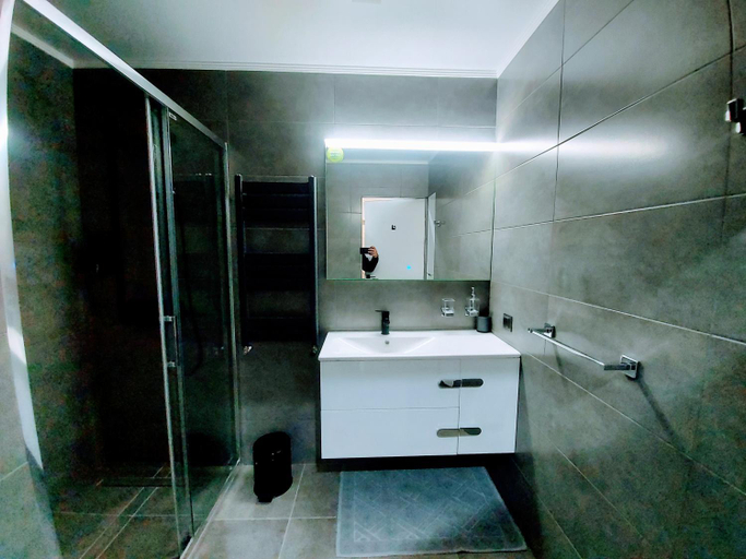 Bathroom 2, AVENUE APARTMENTS-Hermes
