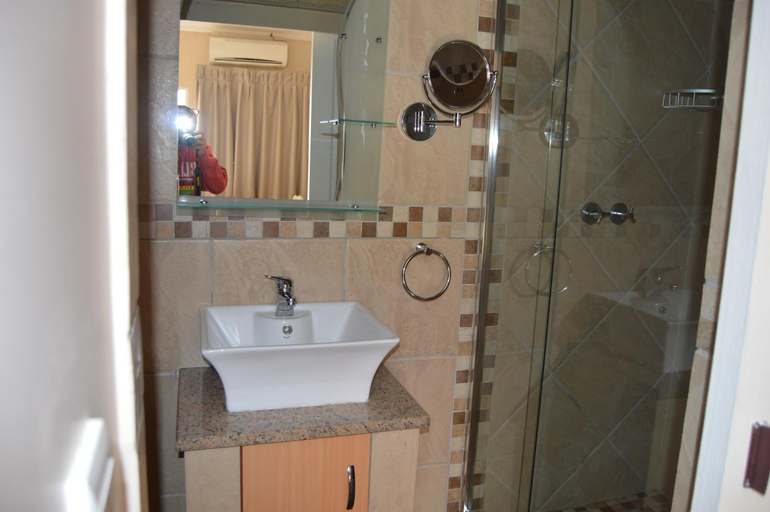 Bathroom 4, Airport Gardens Boutique Hotel, Ekurhuleni