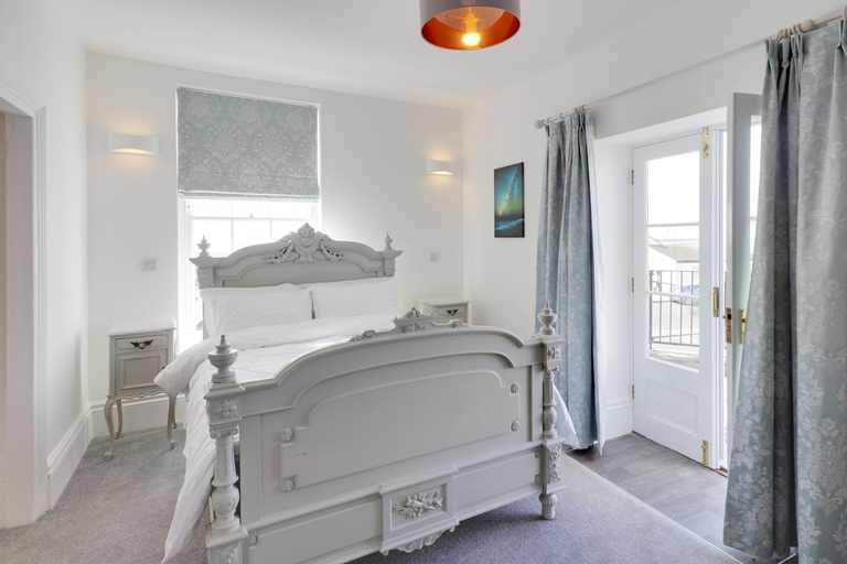 Others 3, Master accommodation suite 2 sea view with balcony, East Sussex