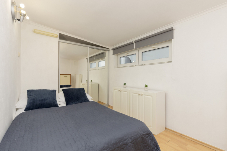 Bedroom 3, Sienna Apartment With AC by Renters, Warsaw