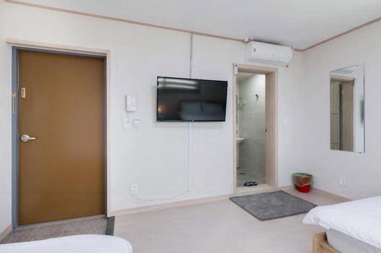 Bedroom 2, Hub Guesthouse, Jung
