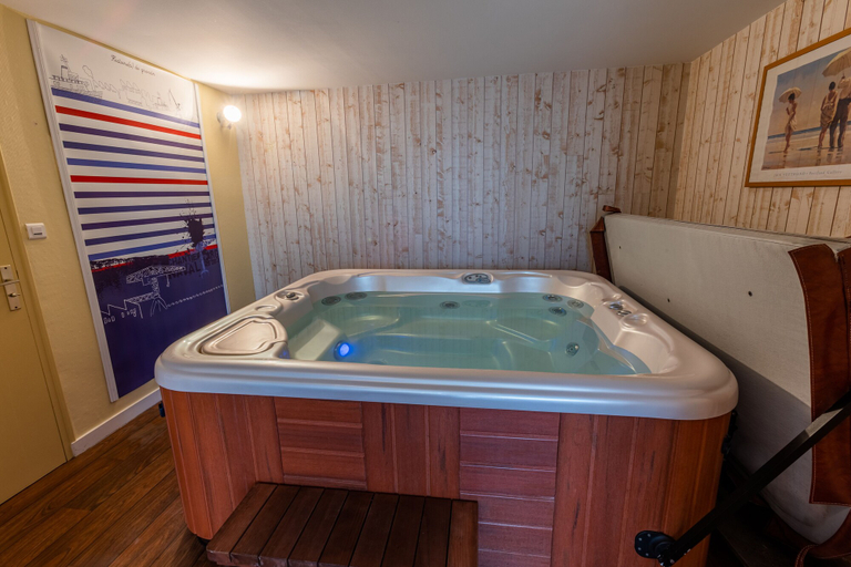 Bathroom 4, Hotel Breiz-armor, Finistère