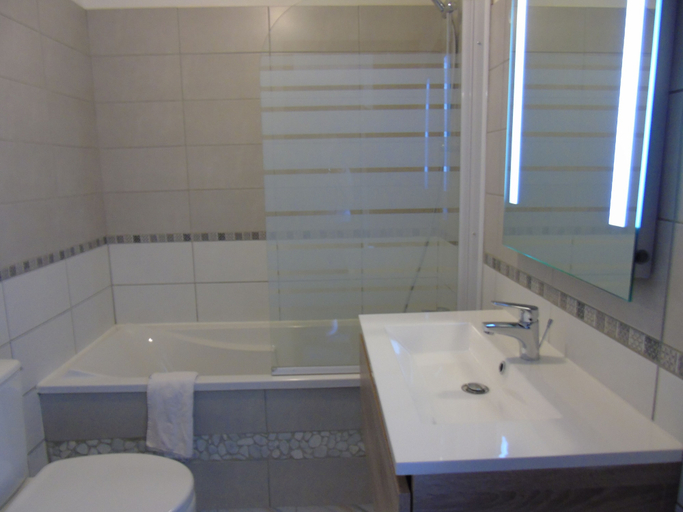 Bathroom 4, Logis Auberge du Cheval Blanc, Haute-Marne