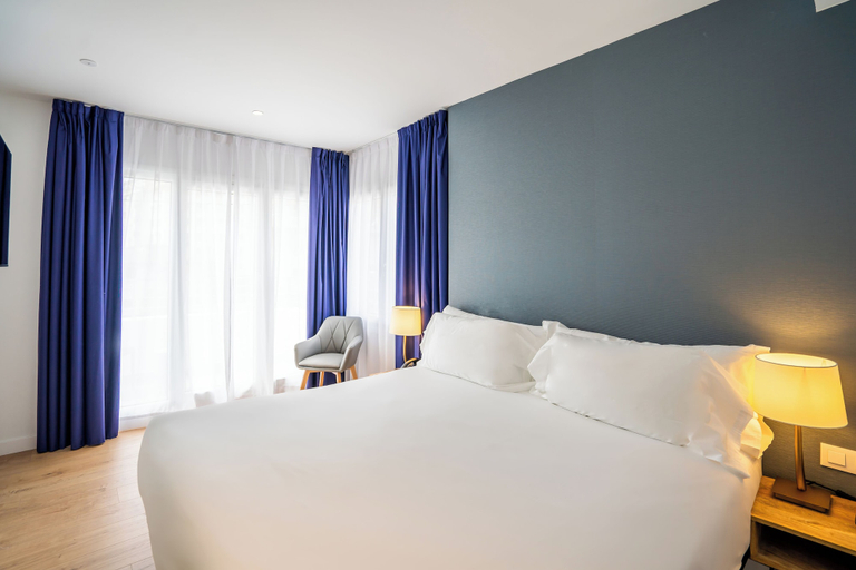 Bedroom 2, abba Apartments Playa de Gros San Sebastián, Guipúzcoa