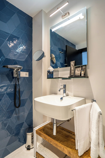 Bathroom 3, abba Apartments Playa de Gros San Sebastián, Guipúzcoa
