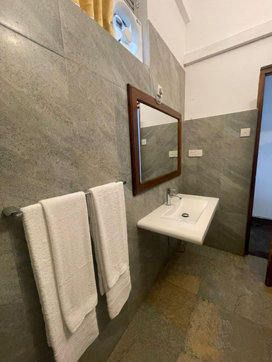 Bathroom 2, Hotel Lake Park, Thamankaduwa