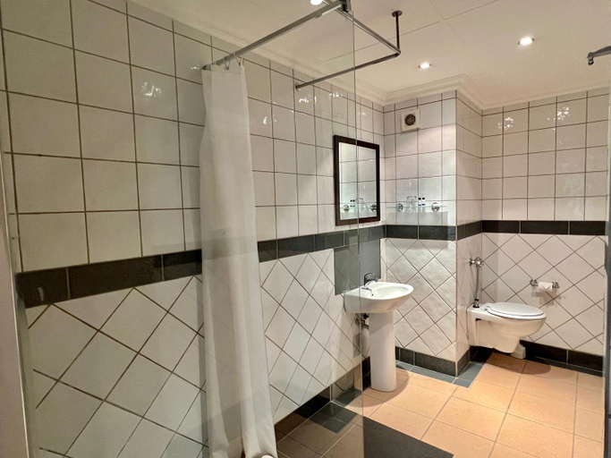 Bathroom 5, Hotel Thuringerhof, Windhoek East