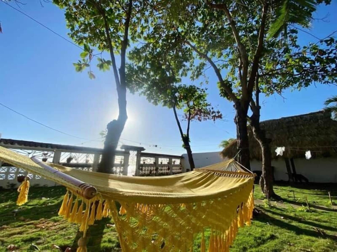 Others 5, Jakes on the Beach, León