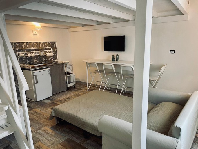 Others 4, Relais Medea, Taranto