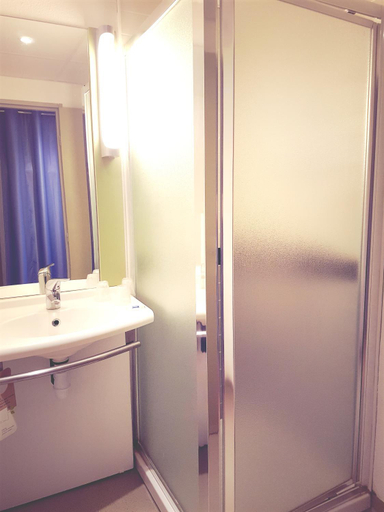 Bathroom 4, ibis budget Arles Palais des Congrès, Bouches-du-Rhône