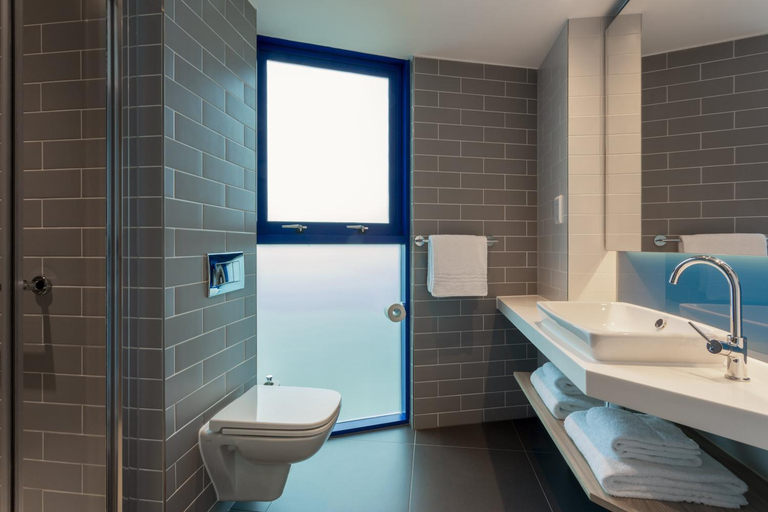 Bathroom 4, Holiday Inn Express SOUTHAMPTON M27, JCT.7 by IHG, Hampshire
