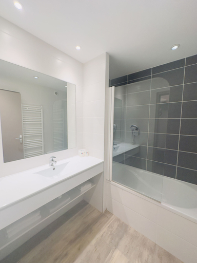 Bathroom 4, Brit Hotel Saint Brieuc, Côtes-d'Armor