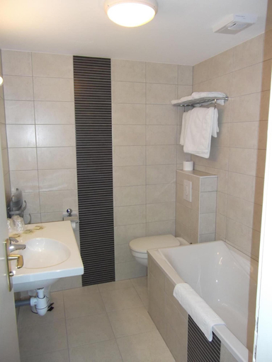 Bathroom 5, Hôtel La Cloche, Bas-Rhin