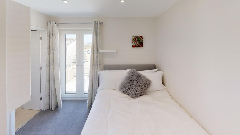 Bedroom 2, The Woodland Collection, 10 mins from beaches, Cornwall