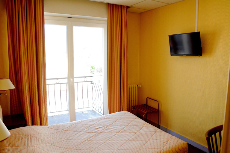 Bedroom 2, Logis Hotel Le Petit Trianon, Loire-Atlantique