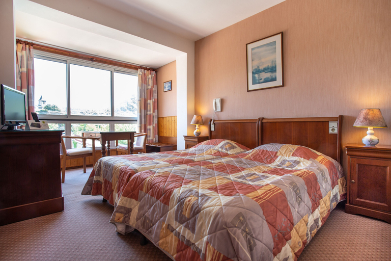 Bedroom 2, Logis Hotel Restaurant du Pont, Tarn