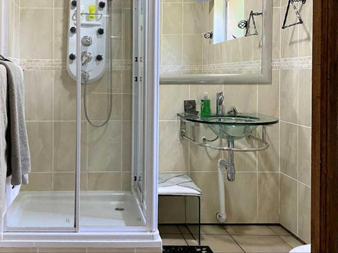 Bathroom 2, Tamarisk Guest Lodge, Ekurhuleni