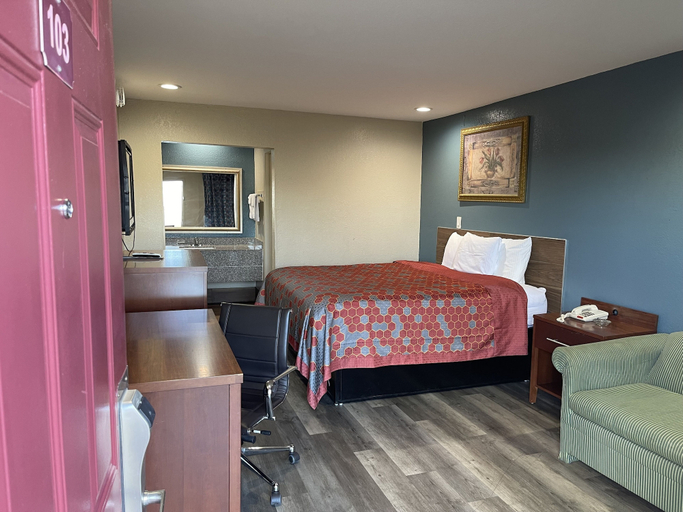 Bedroom 2, Deluxe Inn, Hinds