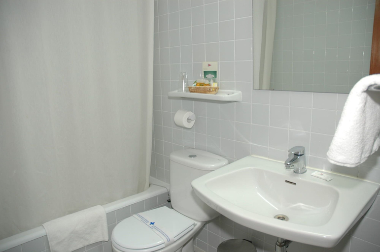 Bathroom 5, Hotel Candanchu, Huesca