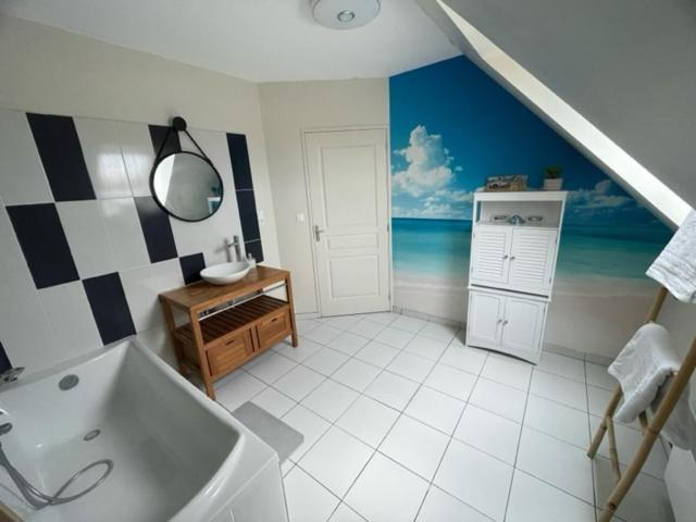 Bathroom 4, Aux portes du Circuit, Sarthe