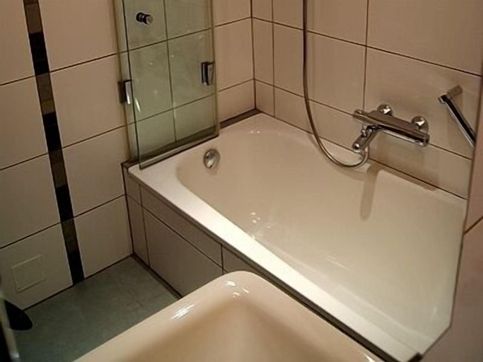 Bathroom 3, Hotel Acacia, Esch-sur-Alzette