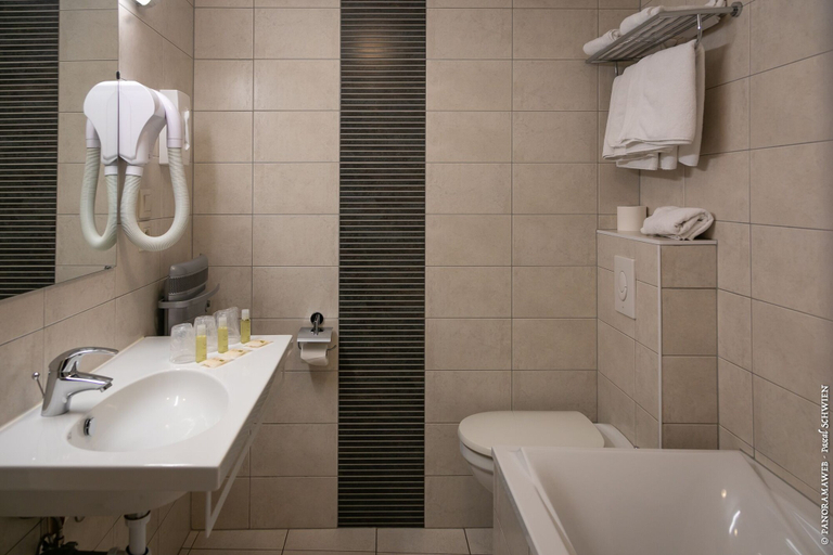 Bathroom 4, Logis Hotel De La Cloche, Bas-Rhin