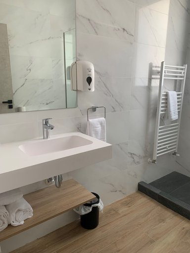 Bathroom 5, Hotel Don Pepo, Badajoz