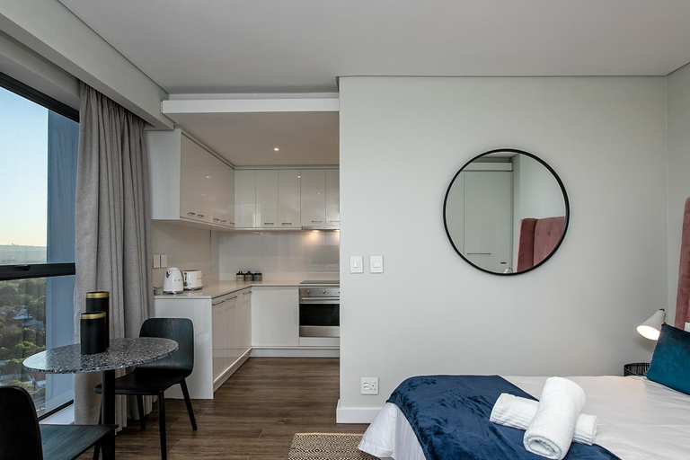 Others 4, Deluxe Self-Catering Apartment | Park Central, City of Johannesburg