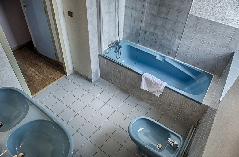 Bathroom 3, Logis Hotel de france, Isère