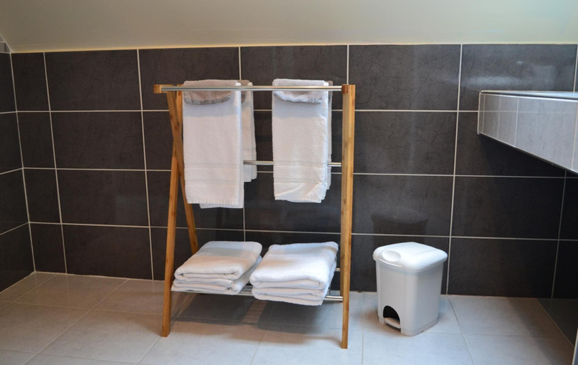 Bathroom 4, Hotel le Carnot, Seine-Maritime