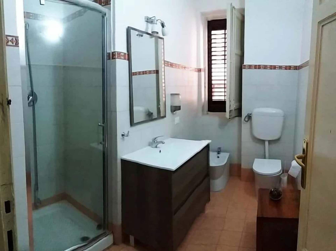 Bathroom 3, Palazzo Savona, Palermo