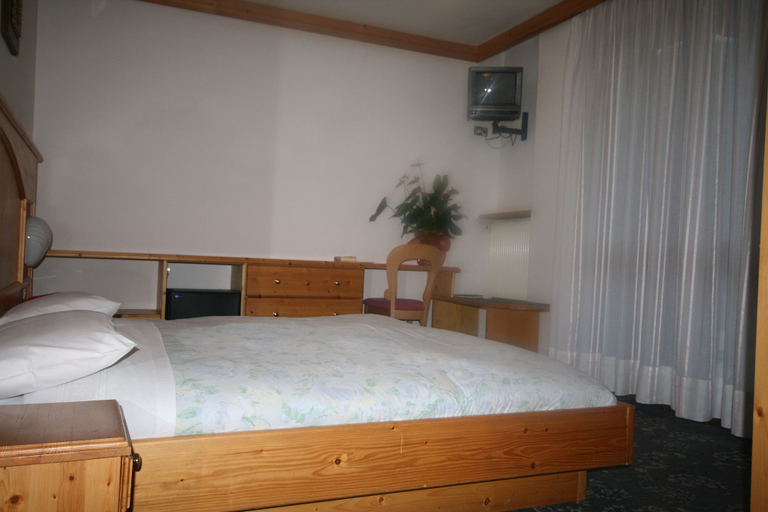 Bedroom 3, St Raphael, Trento