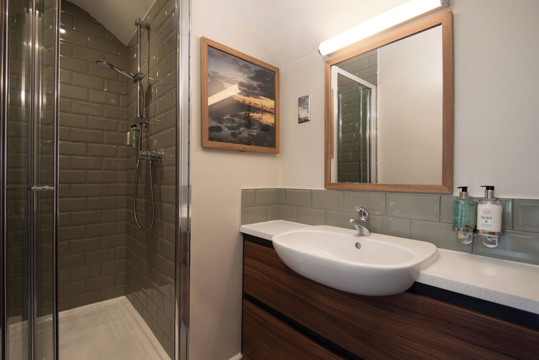 Bathroom 3, The Lindisfarne Inn - The Inn Collection Group, Northumberland