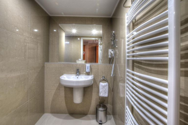 Bathroom 3, Anna Hotel, Budapesti