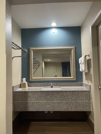 Bathroom 3, Deluxe Inn, Hinds