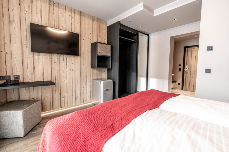 Bedroom 3, Hotel Astrid mit Panoramapool & inklusive JokerCard, Zell am See