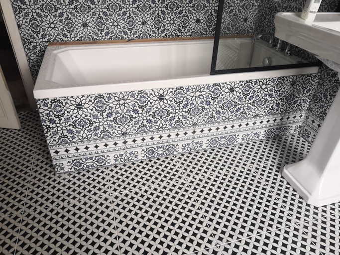 Bathroom 3, Clos Terre-lune, Côte-d'Or