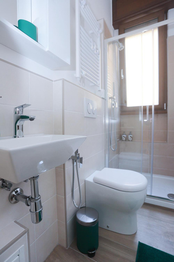 Bathroom 2, Residenza Leone, Florence