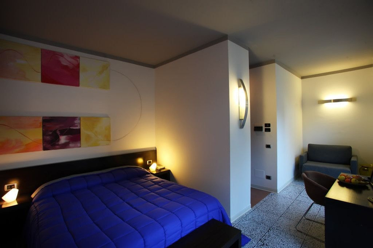 Others 5, Hotel Zeffiro, Latina