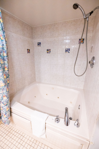 Bathroom 3, 7 Gables Inn & Suites, Fairbanks North Star