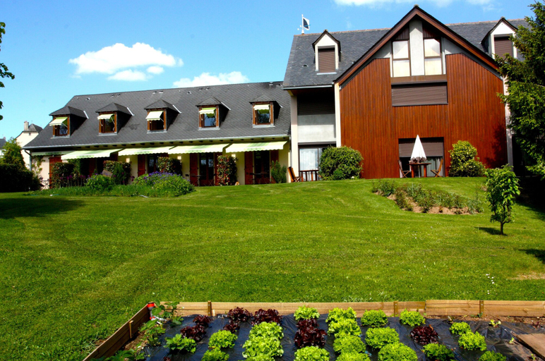 Exterior & Views 2, Logis Auberge du Barrez, Aveyron