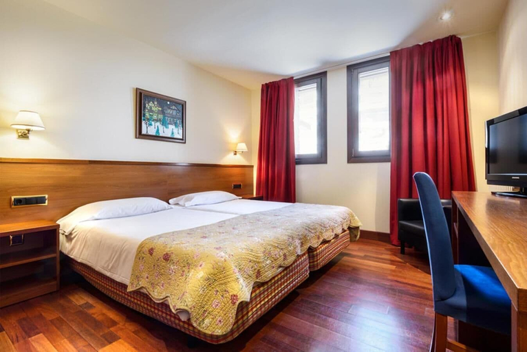 Bedroom 4, Hotel Candanchu, Huesca