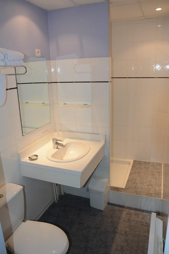 Bathroom 3, Logis Hotel Le Petit Trianon, Loire-Atlantique